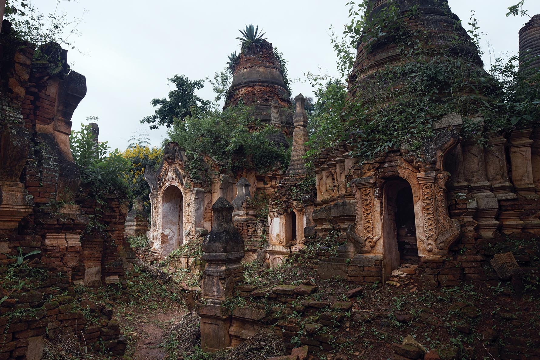 Inle Lake, Inthein or Indein, Paya Shwe Inn Thein stupas