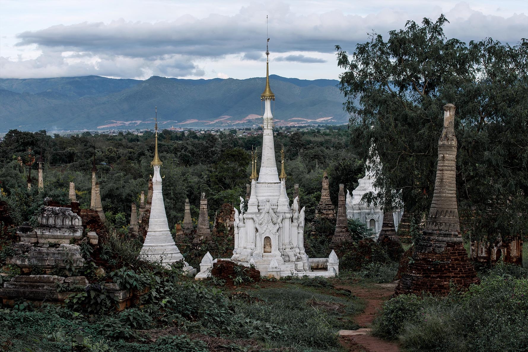 Inle Lake, Inthein or Indein, Paya Shwe Inn Thein stupas